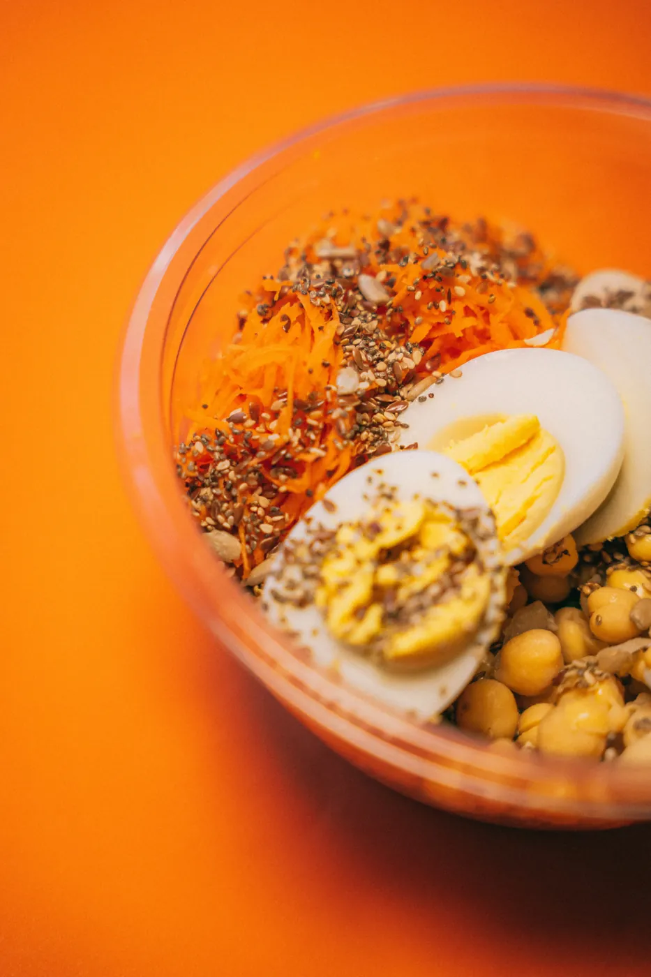 Detalle de un bowl con huevo, garbanzos y semillas