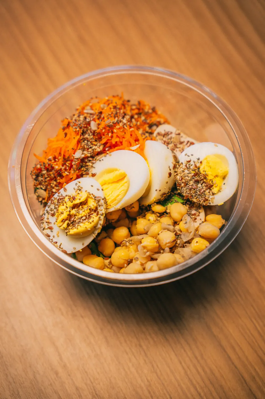 Bowl con huevo duro, garbanzos y semillas