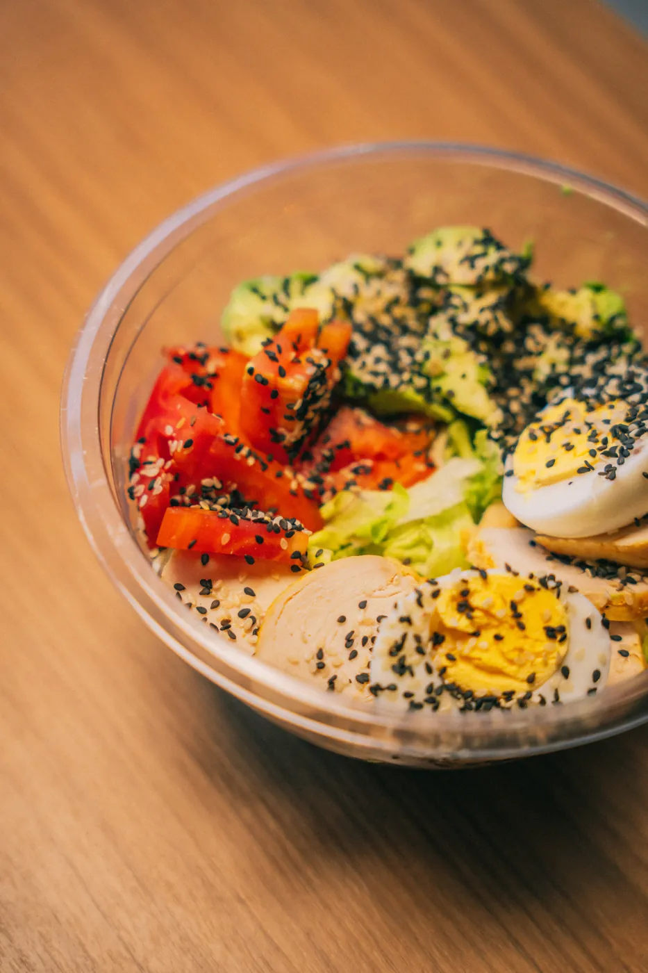 Bowl de ensalada sobre una mesa de madera