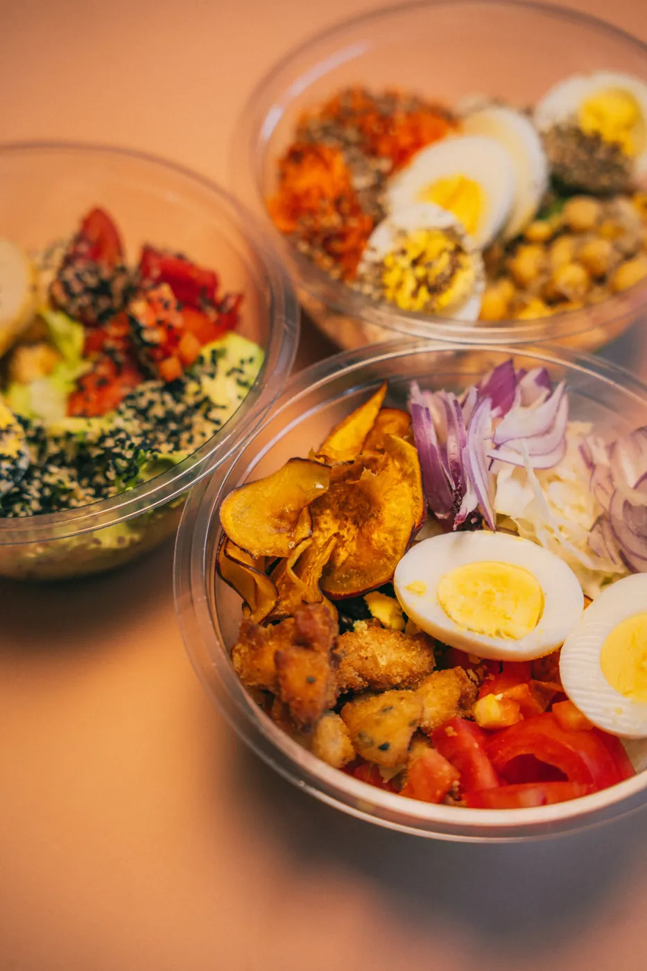 Varios bowls de ensalada sobre la mesa