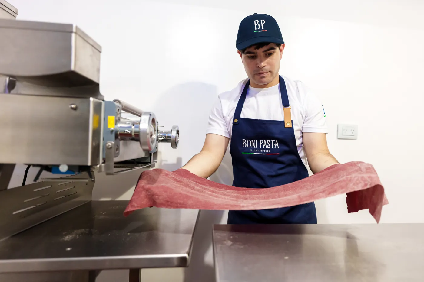 Laminado de la masa en la planta de Boni Pasta