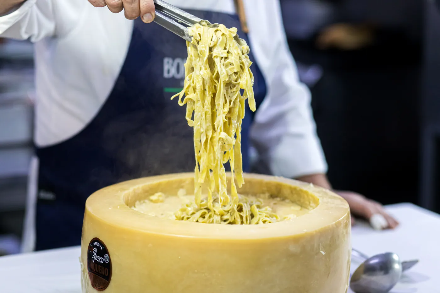 Tallarines terminados en una horma de queso