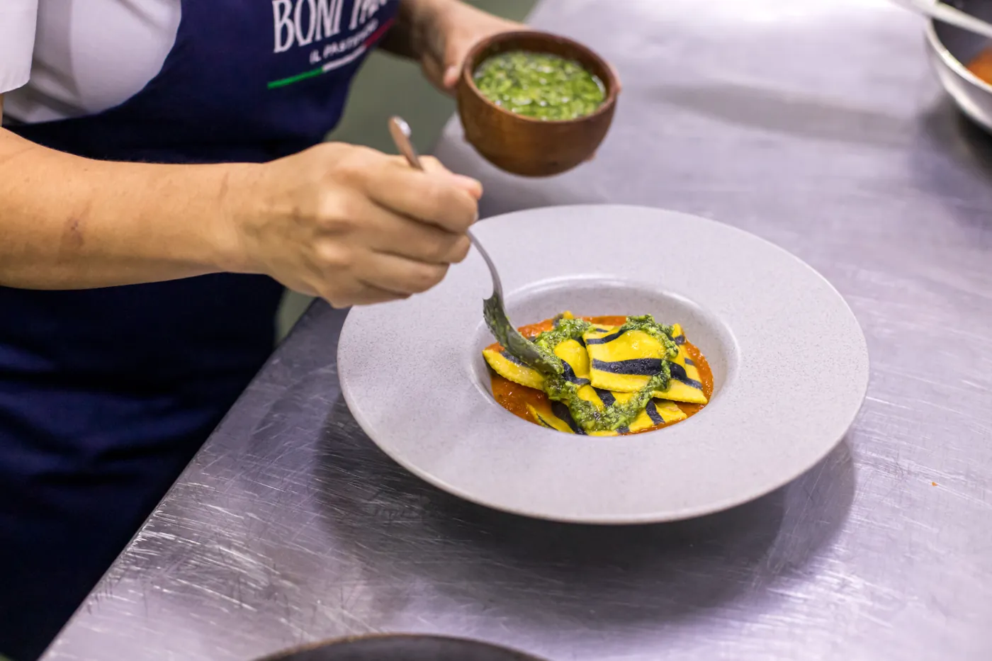 Emplatado de pasta con salsa
