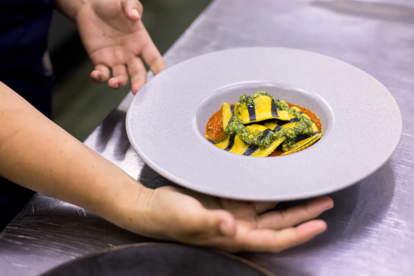 Plato de pasta rellena con salsa