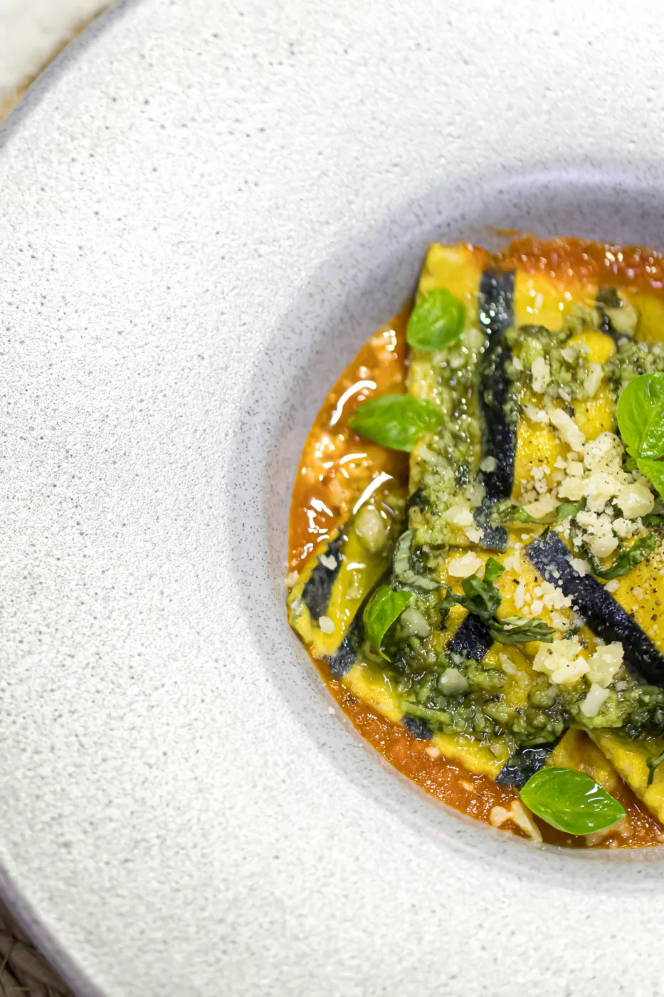 Plato de pasta con salsa, en primer plano