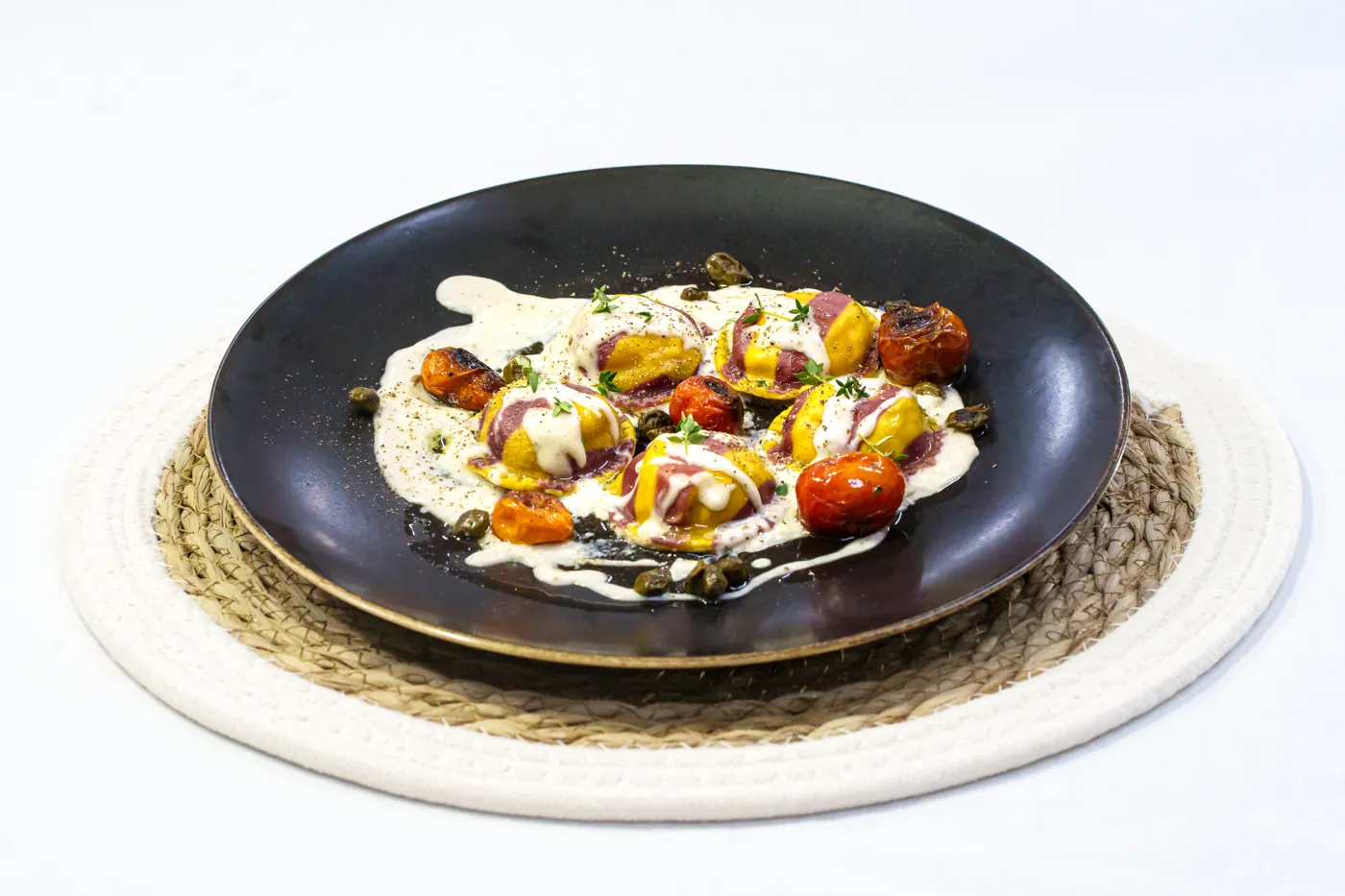 Pasta rellena emplatada con salsa