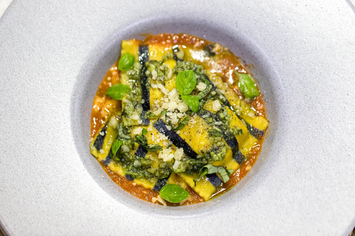 Pasta con salsa de tomate emplatada