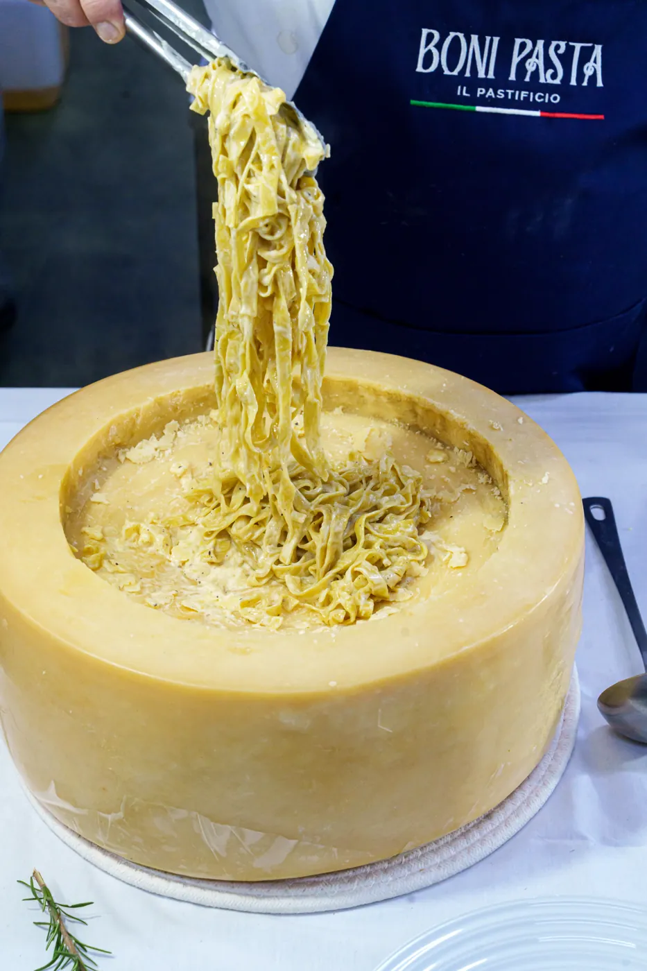 Salsa terminándose en la sartén con la pasta