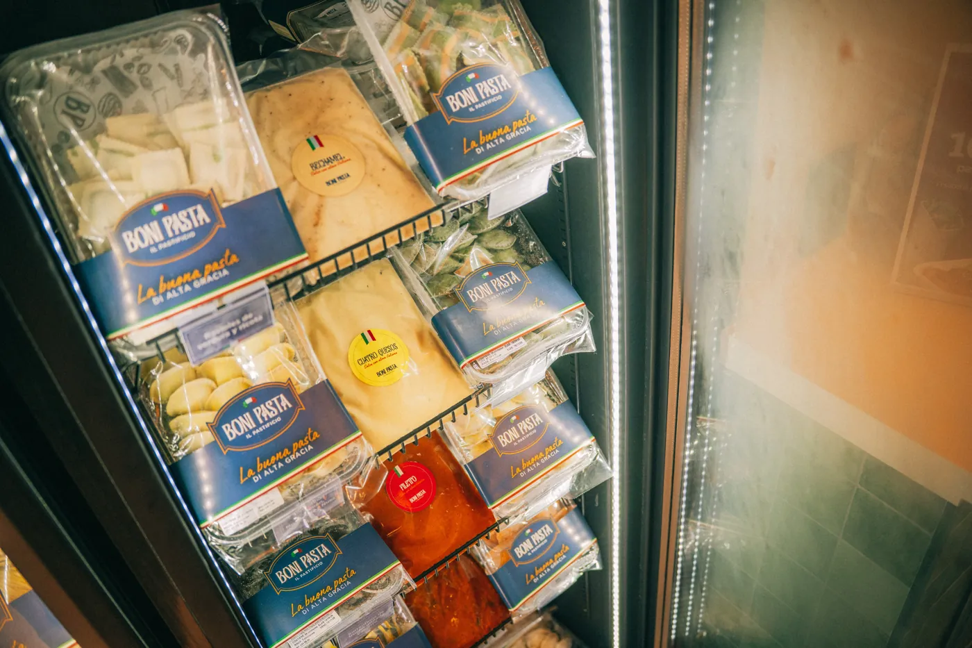 Heladeras con productos de Natural Chef en el local