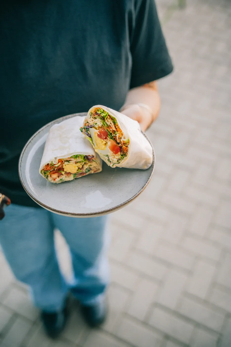 Wrap de pollo servido en un plato