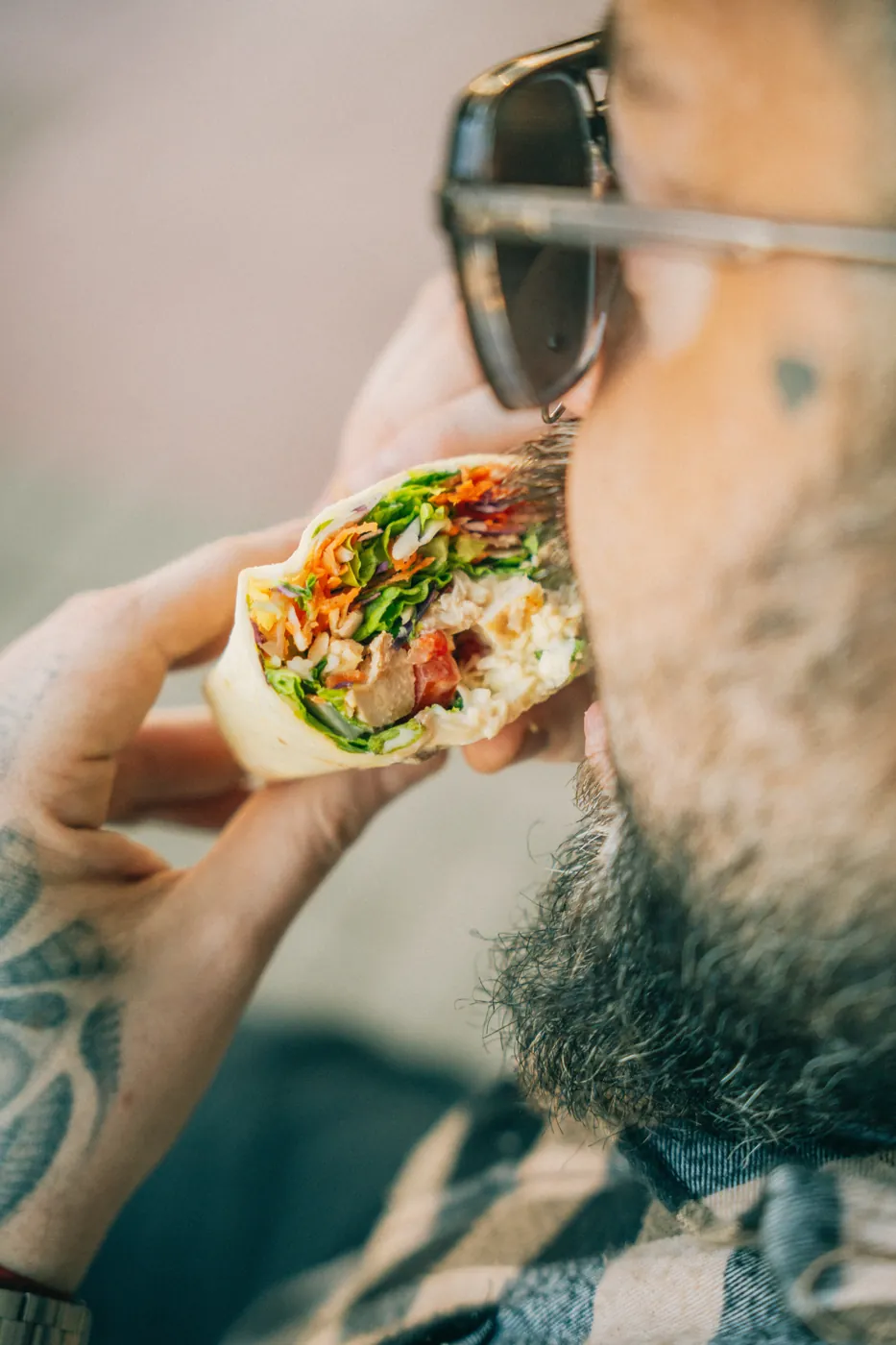Primer mordisco a un wrap de pollo
