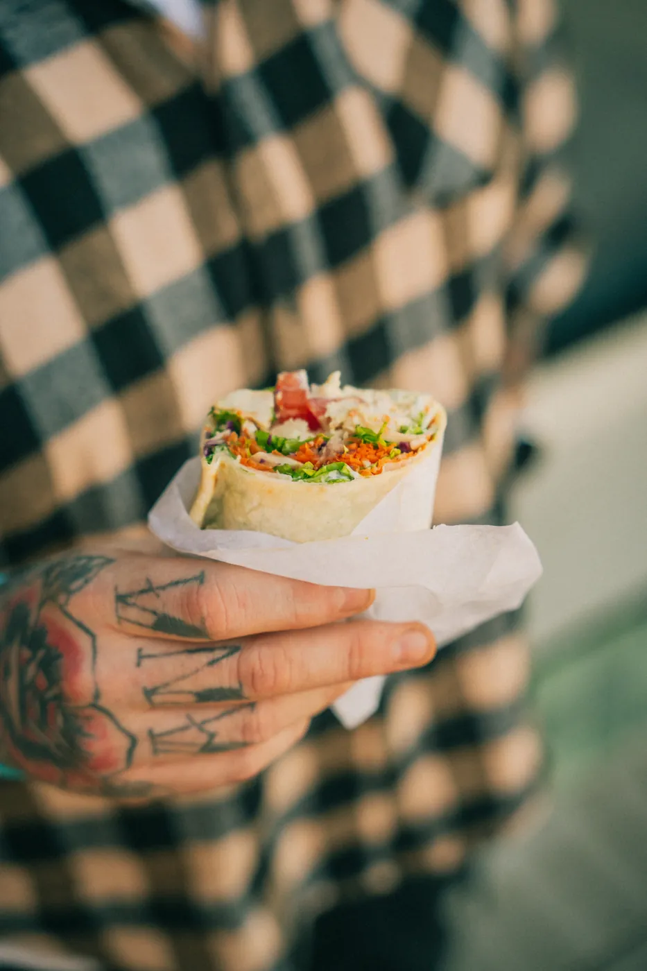Wrap envuelto en papel, listo para comer