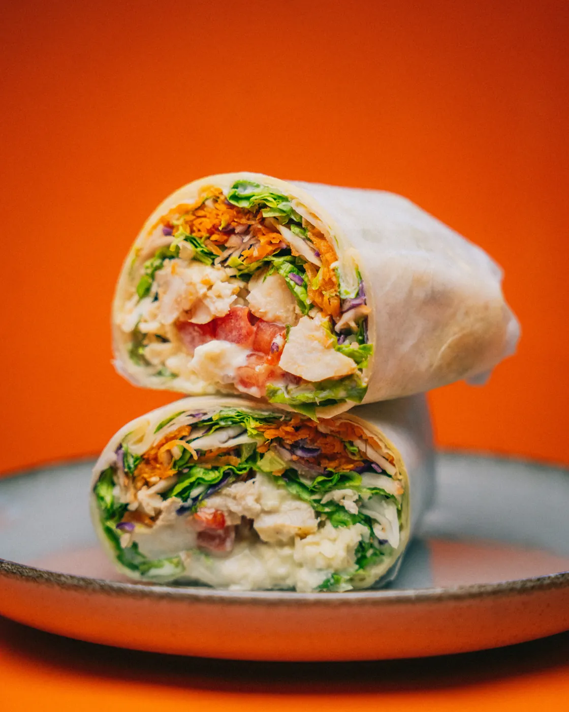 Detalle del relleno del wrap de pollo: pollo, zanahoria, tomate, lechuga y repollo