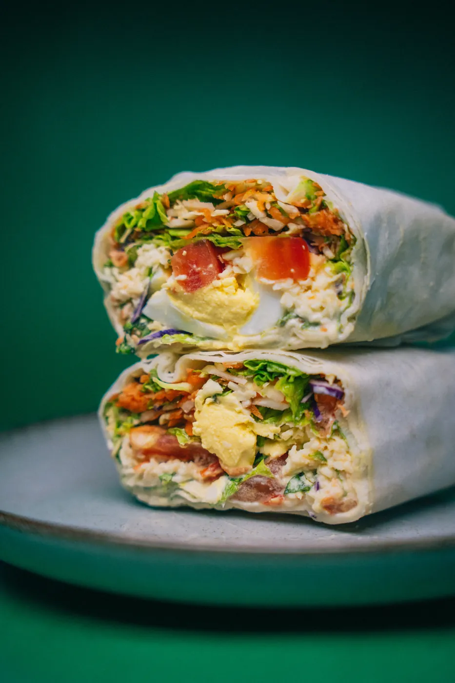 Detalle del relleno del wrap vegetariano: huevo, zanahoria, tomate, lechuga y repollo