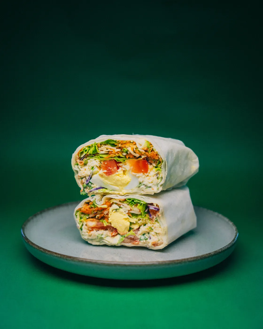 Wrap vegetariano con huevo sobre un plato